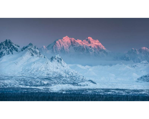 Die Eisberglandschaft des Mount Stevens in Alaska, ideal eingefangen in dieser Fototapete für eine kühle und heitere Atmosphäre.
