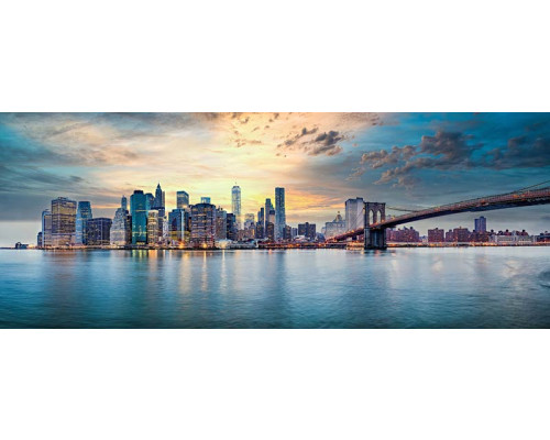 Fototapete New York bei Sonnenuntergang Panorama mit Skyline, Wolkenkratzern und Brooklyn Bridge über dem Wasser.