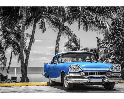 Blauer Oldtimer an einem Strand in Kuba, mit schwankenden Palmen und ruhigem Meer im Hintergrund, Fototapete für eine exotische und Vintage-Atmosphäre.