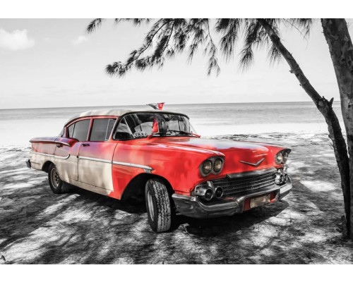 Retro-Auto in Kuba, geparkt an einem Strand mit Palmen und klarem blauen Meer, Fototapete für eine nostalgische Atmosphäre.