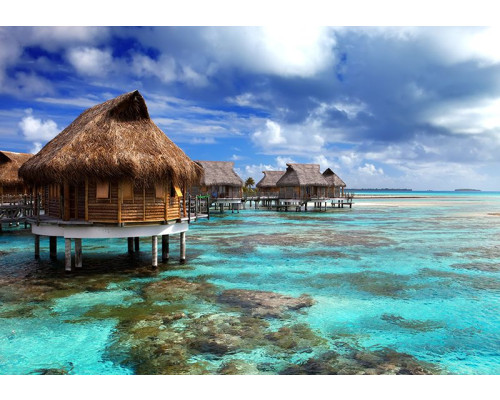 Fotobehang mit tropischem strandhuis in blauen Tönen und Wasser