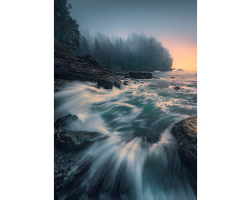 Fototapete mit Wasser und Felsen, ideal für ein ruhiges Zimmer mit einer natürlichen Landschaft.
