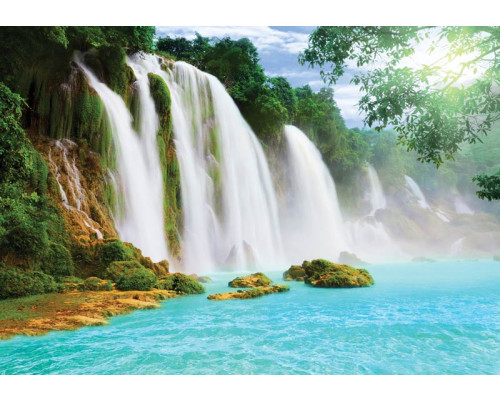 Fototapete mit einem Wasserfall im Dschungel, umgeben von dichter Vegetation.