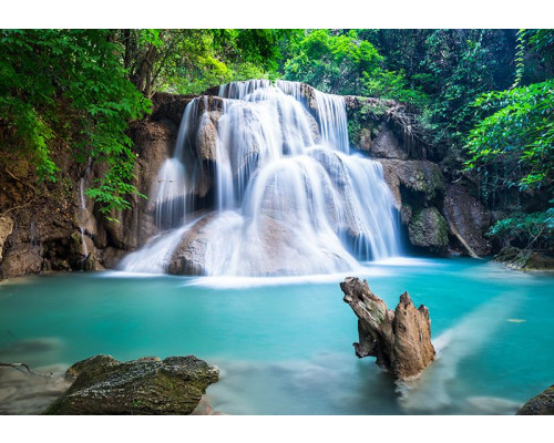 Fotobehang met waterval in tropisch landschap met blauwe lucht en groene planten