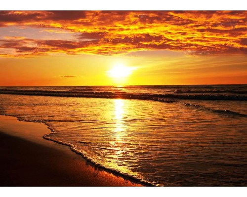 Fototapete von einem Strand Sonnenuntergang über dem Meer.