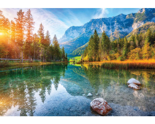 Fototapete eines ruhigen Sonnenuntergangs am Hintersee, mit einem malerischen Bergsee, der die warmen Abendfarben reflektiert, umgeben von hohen Bergen.