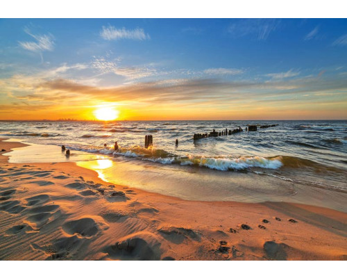 Fototapete mit einem Sonnenuntergang über dem Meer, mit einem hell erleuchteten Himmel und einer ruhigen Strandkulisse.