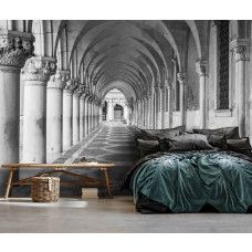 Eine 3D-Fototapete eines Korridors mit Säulen im griechischen Stil im Schlafzimmer gesehen.