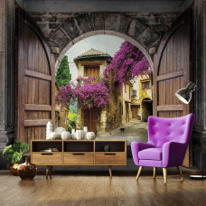 Eine 3D-Fototapete mit Blick auf eine antike Stadt durch Schlosstüren für das Wohnzimmer.