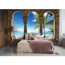 Eine 3D-Fototapete mit Blick auf einen Strand, Meer und Palmen, sichtbar in einem Schlafzimmer.