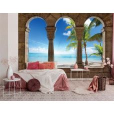 Eine 3D-Fototapete mit Blick auf einen Strand, Meer und Palmen, sichtbar in einem Wohnzimmer und Schlafzimmer.