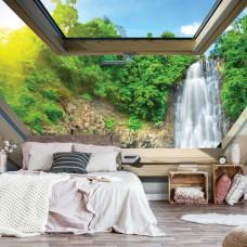 Eine Fototapete mit Blick auf einen Dschungel-Wasserfall durch ein Oberlicht für das Wohnzimmer...