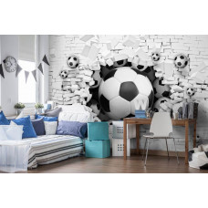 Fototapete mit Fußbällen, die durch eine Steinwand brechen, perfekt für Jugendzimmer und Kinderzimmer.