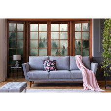 Eine Fototapete mit 3D-Fensterblick auf einen nebligen Wald im Vliesbehangstil für ein Wohnzimmer.