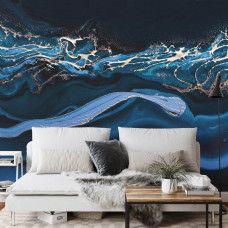 Ein Fototapete mit flüssigem metallischem Gold in einem abstrakten blauen Marmor-Design, ideal für ein Esszimmer.
