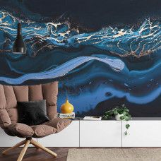 Ein Fototapete mit flüssigem metallischem Gold in einem abstrakten blauen Marmor-Design in einem Wohnzimmer.