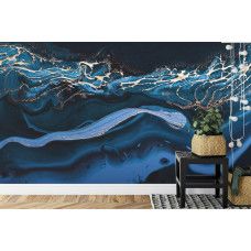 Ein Fototapete mit flüssigem metallischem Gold in einem abstrakten blauen Marmor-Design in einer Küche.