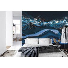 Ein Fototapete mit flüssigem metallischem Gold in einem abstrakten blauen Marmor-Design in einem Schlafzimmer.