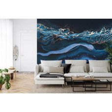 Ein Fototapete mit flüssigem metallischem Gold in einem abstrakten blauen Marmor-Design in einem Wohnzimmer.