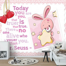 Eine Fototapete mit Hase und Spruch für das Babyzimmer.