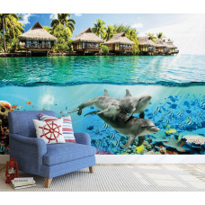 Eine Fototapete mit Delfinen in einer Unterwasserwelt mit bunten Fischen, perfekt für ein stimmungsvolles Wohnzimmer.