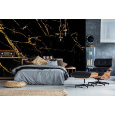 Eine Vliestapete in luxuriöser Gold- und Schwarzmarmor-Optik, perfekt für ein Schlafzimmer.
