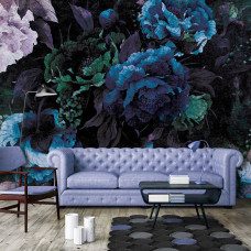 Eine malerische Tapete mit Blumen im Kunststil und Rosen auf dem Display im Wohnzimmer.