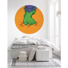 Ein Tapetenkreis mit Hulks Fuß im Pop-Art-Stil aus Avengers, Marvel-Thema, sichtbar in einem Kinderzimmer.