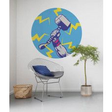 Ein Tapetenkreis mit Thors Hammer im Pop-Art-Stil aus Avengers, Marvel-Thema, sichtbar in einem Kinderzimmer.