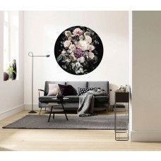 Ein Tapetenkreis mit einem bunten Blumenstrauß in einem Wohnzimmer.