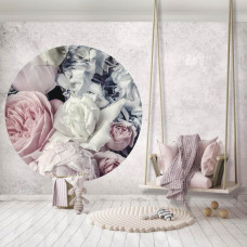 Ein Tapetenkreis mit Blumen in sanften Pastellfarben in einem verspielten Kinderzimmer.