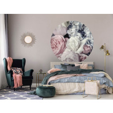 Ein Tapetenkreis mit Blumen in sanften Pastellfarben in einem eleganten Schlafzimmer.