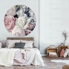 Ein Tapetenkreis mit Blumen in sanften Pastellfarben in einem friedlichen Schlafzimmer.