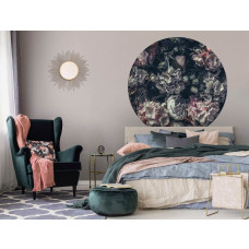 Ein Tapetenkreis mit Vintage-Blumen in sanften Tönen in einem klassischen Schlafzimmer.