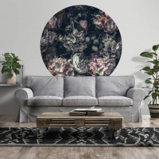Ein Tapetenkreis mit Vintage-Blumen in sanften Tönen in einem einladenden Wohnzimmer.