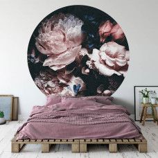 Ein Tapetenkreis mit einem farbenfrohen Blumenbouquet, passend für ein stilvolles Schlafzimmer.