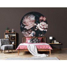 Ein Tapetenkreis mit einem farbenfrohen Blumenbouquet, perfekt für ein Wohnzimmer.