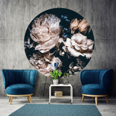 Ein Tapetenkreis mit einem romantischen Blumenstrauß in einem einladenden Wohnzimmer.