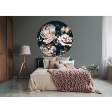 Ein Tapetenkreis mit einem romantischen Blumenstrauß in einem ruhigen Schlafzimmer.