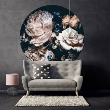 Ein Tapetenkreis mit einem romantischen Blumenstrauß, ideal für ein stilvolles Wohnzimmer.