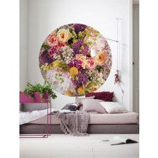Ein Tapetenkreis mit einem Blumenstrauß aus Rosen und Pfingstrosen, ideal für ein Schlafzimmer.