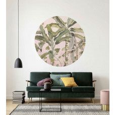 Ein Tapetenkreis mit botanischen Dschungelpflanzen in einem Wohnzimmer.