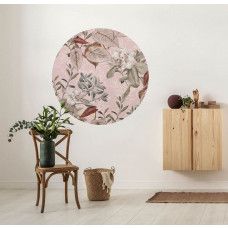 Ein Tapetenkreis mit exotischen Gartenpflanzen in leuchtenden Farben, entworfen für ein Wohnzimmer.