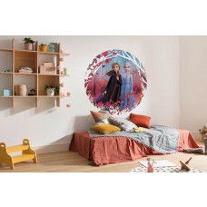 Ein Tapetenkreis mit Elsa und Anna aus Frozen 2, Winteratmosphären, Disney-Thema, sichtbar in einem Kinderzimmer.