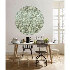 Ein grüner Tapetenkreis mit Pflanzen in einem Wohnzimmer für eine frische Atmosphäre.