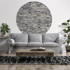 Ein Tapetenkreis, der eine graue Steinwand im industriellen Stil zeigt, zu sehen in einem Wohnzimmer.