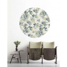 Ein Tapetenkreis mit grünen Blättern in geometrischen Mustern in einem Wohnzimmer.
