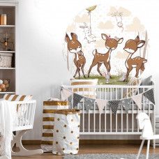 Ein Kindertapetenkreis mit Hirschen und Waldtieren, ideal für ein Babyzimmer.