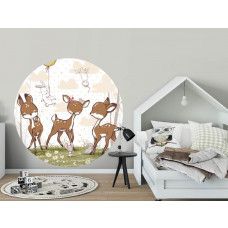 Ein Tapetenkreis mit Hirschen im Kinderwald, besonders für ein Jungenzimmer.