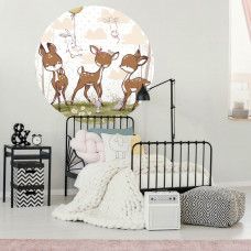 Ein verspielter Wandkreis mit Hirschen und Waldtieren, perfekt für ein Kinderzimmer.